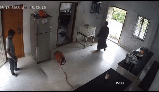 [뉴시스] 18일 인도에서 가스 누출로 폭발한 집에서 문과 창문을 열어둔 덕분에 남녀가 기적처럼 탈출했다. (사진=X) 2025.06.23 *재판매 및 DB 금지