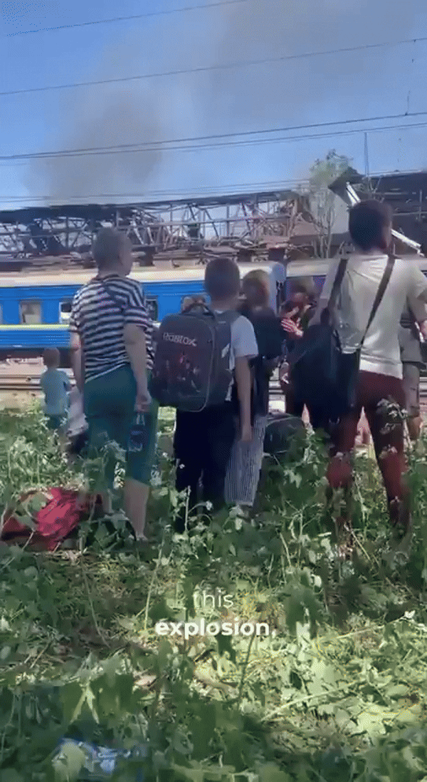 24일(현지시간) 러시아군의 탄도미사일 공격으로 드니프로페트로우스크주에서 최소 11명이 숨지고 160명이 다쳤으며, 사상자는 더 늘어날 수 있다고 볼로디미르 젤렌스키 우크라이나 대통령이 밝혔다. 사진은 이날 공격으로 파손된 민간 여객와 열차 밖으로 대피한 승객들. 500명을 태우고 달리던 열차는 미사일 공격으로 파손됐는데 다행히 사망자는 나오지 않았다. 2025.6.24 텔레그램