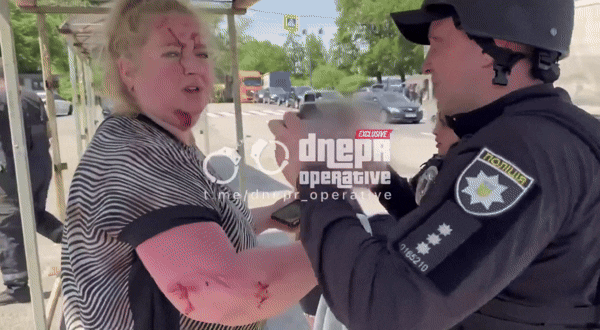 24일(현지시간) 러시아군의 탄도미사일 공격으로 드니프로페트로우스크주에서 최소 11명이 숨지고 160명이 다쳤으며, 사상자는 더 늘어날 수 있다고 볼로디미르 젤렌스키 우크라이나 대통령이 밝혔다. 사진은 부상 승객들이 열차 밖으로 대피해 현장에서 응급처치받는 모습. 500명을 태우고 달리던 열차는 미사일 공격으로 파손됐는데 다행히 사망자는 나오지 않았다. 2025.6.24 텔레그램