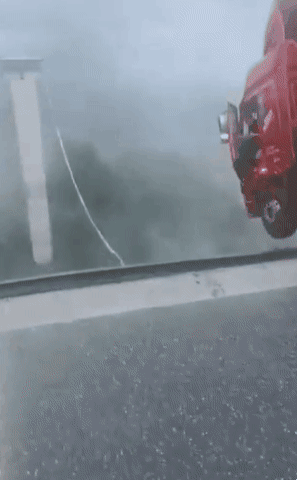 24일(현지시간) 오전 7시 40분쯤 중국 서남부 구이저우성(省)에 집중호우로 인한 산사태가 발생하면서 교량 일부가 붕괴했다. 이 사고로 화물차 운전자가 교량 끝에 매달리는 아찔한 상황에 처했다. 엑스 영상 캡처