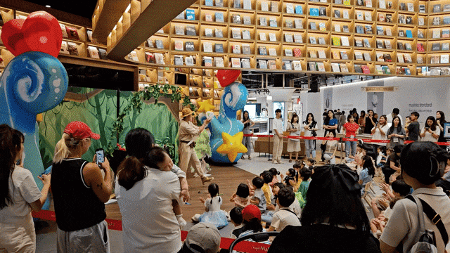 26일 오후 1시쯤 경기도 고양시 일산서구 스타필드 마켓 킨텍스점 지상 1층 '북 그라운드'에서 아이들을 대상으로 풍선 공연을 진행하고 있다. /정재훤 기자