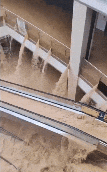 24일 홍수가 발생한 중국 남서부 구이저우성의 한 쇼핑몰이 침수돼 물이 폭포처럼 쏟아지고 있다. 사진=엑스 캡처