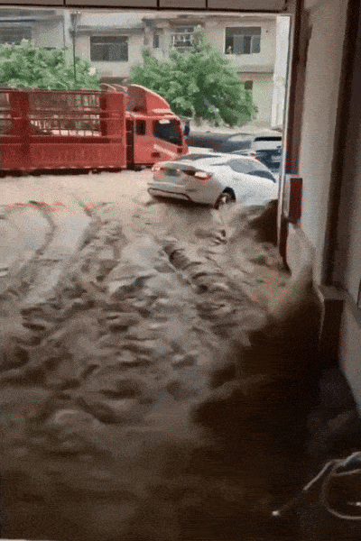 24일 홍수가 발생한 중국 남서부 구이저우성의 도로가 침수돼 차량이 지하주차장으로 떠밀려가고 있다. 사진=엑스 캡처