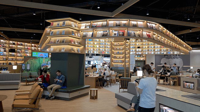 26일 오픈한 스타필드 마켓 킨텍스점 1층에 마련된 휴식 공간./영상=박수림 기자