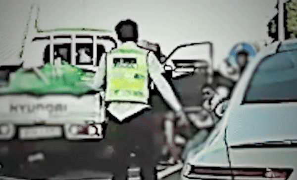 [서울=뉴시스] 퇴근길 올림픽대로를 달리던 차량 안에서 심정지로 쓰러진 남성을 시민들과 경찰이 구해냈다. (사진 = '서울경찰' 유튜브 갈무리) 2025.06.25. *재판매 및 DB 금지