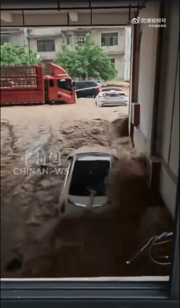 [서울=뉴시스] 중국 구이저우성 롱장 등 도시가 폭우로 인해 짐수됐다. (사진=더스트레이츠타임스) *재판매 및 DB 금지