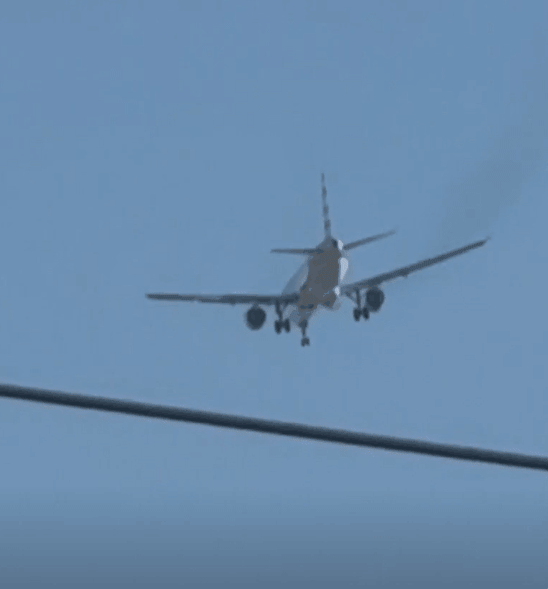 25일(현지시간) 오전 8시 20분쯤 미국 라스베이거스 해리 리드 국제공항에서 노스캐롤라이나주(州) 샬럿으로 향하던 아메리칸항공 여객기는 이륙 직후 엔진에 불이 붙었다. 비행기는 비상 착륙했고 다행히 사상자는 나오지 않았다. 엑스 영상 캡처