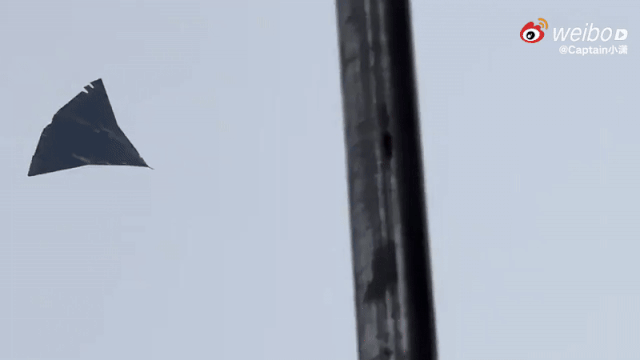 지난 2024년 12월 26일 중국 쓰촨성 청두 상공에서 목격된 정체불명의 비행체. 중국 매체들은 중국의 6세대 스텔스 전투기 ‘J-36’으로 추정된다고 보도했다. 사진=웨이보 캡처