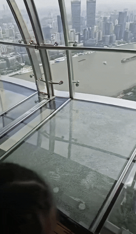 중국 상하이 랜드마크인 동방명주 타워의 259m 높이 전망대에서 유리 바닥 균열 사고가 발생했다. /더우인