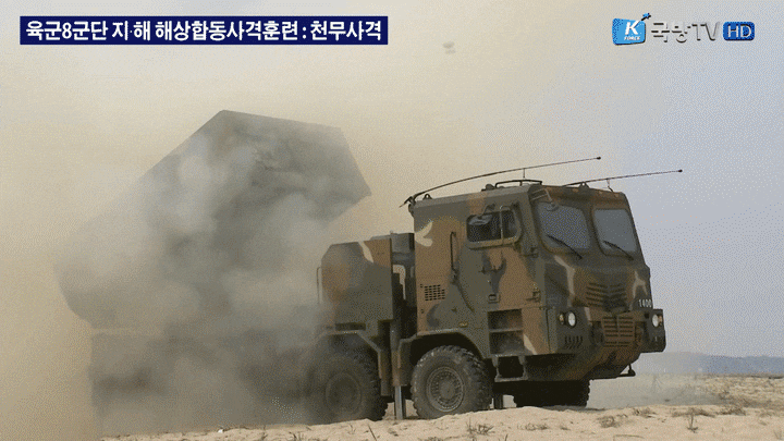 K239 '천무' 다연장로켓의 실사격 훈련 모습. / 국방홍보원 유튜브 캡처
