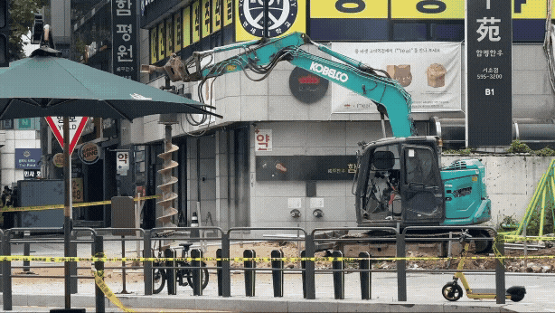 27일 오전 10시 47분쯤 서울 서초구 지하철 2호선 교대역의 11번 출구 인근에서 공사 중 배관이 파손돼 도시가스가 유출되는 사고가 발생했다. /이호준 기자