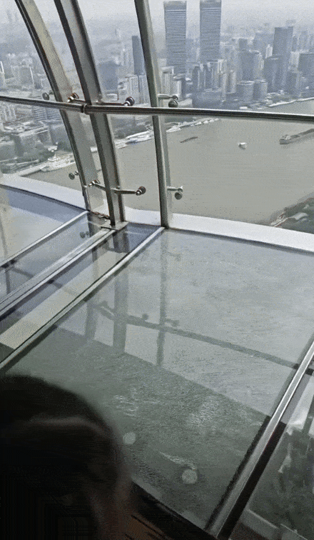 중국 상하이의 대표 랜드마크인 동방명주의 고층 유리 전망대 바닥에서 갑작스럽게 균열이 발생해 논란이 일고 있다.[뉴시스]