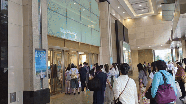 [서울=뉴시스] 이주혜 기자 = 백화점 3사가 여름정기세일을 시작한 27일 서울 중구 롯데백화점 본점으로 고객들이 입장하고 있다. 2025.06.27. *재판매 및 DB 금지