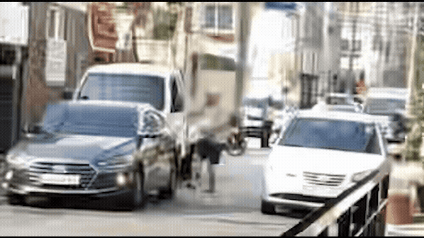 한 남성이 지난 26일 오후 4시 30분쯤 광주 북구 신안동의 한 골목길에서 벽돌을 들고 정차된 차량을 내리찍어 차량을 파손했다. 온라인 커뮤니티 캡처