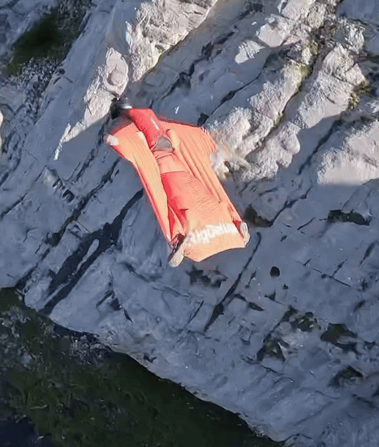 영국의 윙슈트 플라이어 리암 번이 2023년 윙슈트를 입고 비행하는 모습. 리암 번 인스타그램 캡처