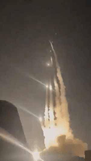 지난 23일(현지시간) 카타르 내 미군 기지가 이란의 탄도미사일 공격을 받았을 때, 미군 병력과 패트리엇 미사일이 이를 요격하는 모습. 엑스 영상 캡처