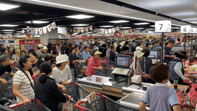 26일 롯데마트 그랑그로서리 구로점 매장이 장을 보러 온 고객들로 북적이고 있다. 고객들은 이날 롯데마트가 4년만에 재출점한다는 소식에 오픈 한 시간 전부터 매장을 찾아 길게 줄을 섰다. 김남명 기자