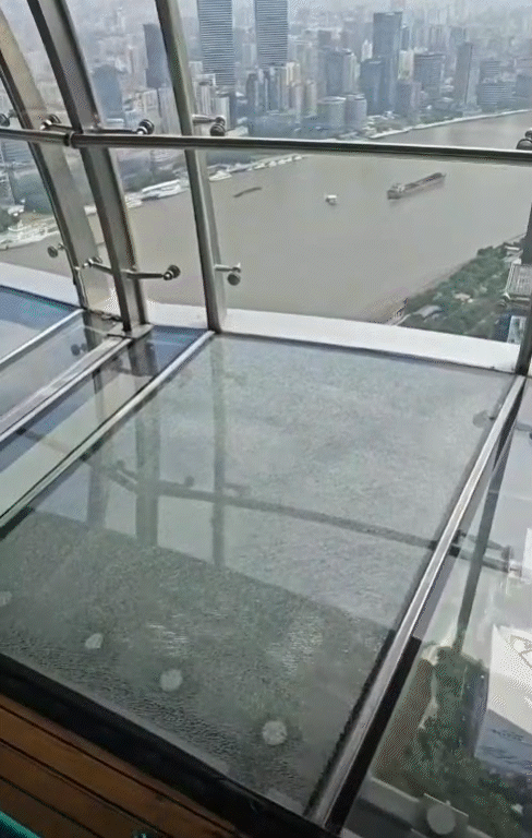 동방명주의 고층 유리 전망대 바닥에서 갑작스럽게 균열이 발생한 당시 상황을 촬영한 영상. 도우인 영상 캡처