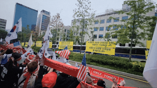 윤석열 전 대통령이 28일 오전 내란 특검에 출석하면서 차량 창문을 내려 지지자들에게 손을 흔들고 있다. /김관래 기자