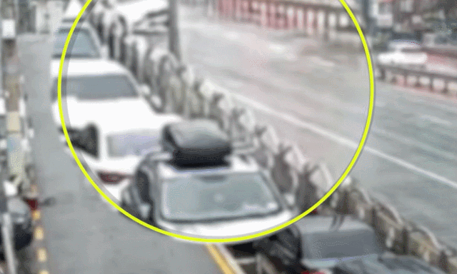 술 마시고 빗길 운전하다 교통사고를 낸 뒤 차를 버리고 도망간 남성이 경찰에 붙잡혔다./영상=유튜브 채널 '경찰청'