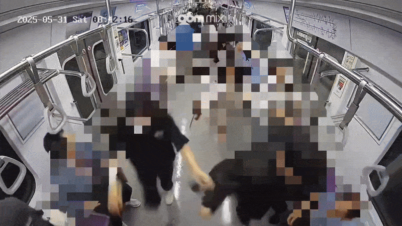 검찰이 공개한 사건 당시 지하철 내부 폐쇄회로(CC)TV 영상에는 피의자 원씨가 가방에 숨겨뒀던 휘발유를 바닥에 쏟아부은 뒤 라이터로 불을 붙이자 순식간에 열차 내부에 불이 번지는 모습이 담겨 있다. [서울 남부지검 제공]