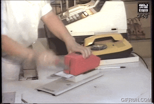 손님에게 카드를 받은 가게 사장들은 ‘압인기’라는 장치에 매출 전표를 대고 카드를 눌러서 오돌토돌한 카드 일련번호를 전표에 도장 찍듯이 찍었다. 이렇게 번호가 찍힌 매출전표를 모아 은행이나 카드사에 전달하면 카드 대금을 정산받을 수 있었다. [MBC강원영동 유튜브 채널 자료]