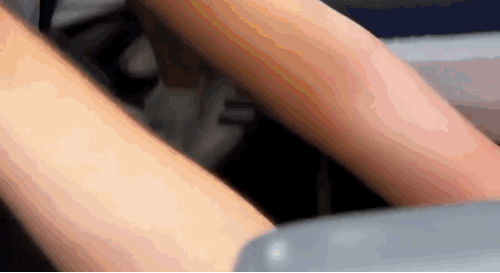 [뉴시스]태국의 한 비행기에서 비행기 좌석을 바꿔 달라고 난동 부린 영국인 관광객이 경찰에 의해 끌려나갔다. (사진=뉴욕포스트) *재판매 및 DB 금지