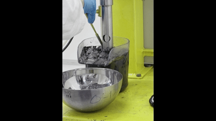 로드리고 세르나 게레로(Rodrigo Serna Guerrero) 알토대학교 광물처리학과 부교수의 한 연구원이 지난 10일 한국언론진흥재단 디플로마 '기후 테크' 일정으로 알토 대학교를 방문한 한국 취재진에게 폐배터리 블랙매스에서 그래파이트를 채취하는 과정을 보여주고 있다. ⓒ News1 이형진 기자