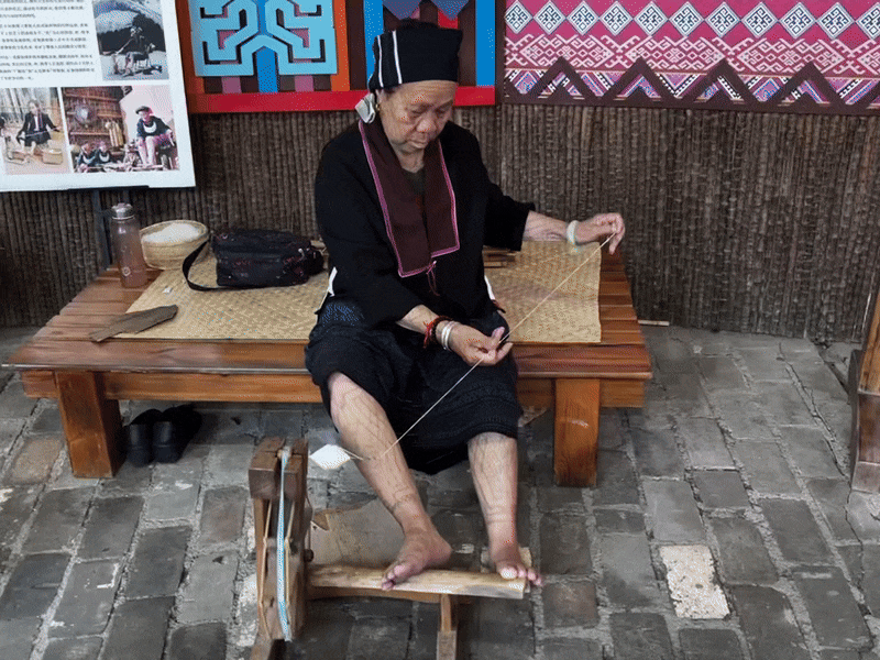 리족 전통 방식으로 실을 짜는 모습. 몸에 새겨진 문신은 리족의 전통 중 하나로, 여자 아이가 10살이 넘으면 얼굴과 몸에 검은 선과 문양을 새긴다. 토템 신앙에 대한 숭배와 함께 혼인 적령기가 되었음을 나타내는 전통 문화다. 지금은 70~90대 노인에게만 남아있다. /하이난(중국)=이은영 특파원
