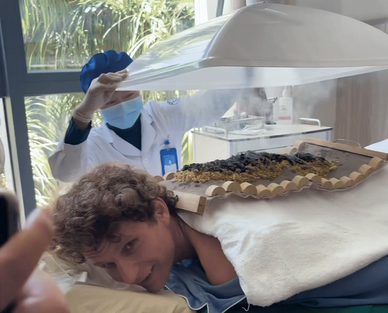 지난 24일 오전 하이난 보아오 러청 국제의료관광 선행구의 보아오 슈퍼병원에서 체코 관광객이 중국식 뜸 치료를 받고 있다. /하이난(중국)=이은영 특파원