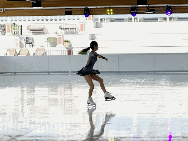 전 피겨스케이팅 국가대표 최다빈 선수가 27일 쏠비치 남해의 사계절 야외 스케이트장 '아이스비치'에서 공연을 하고 있다. / 사진=정혜인 기자 hij@