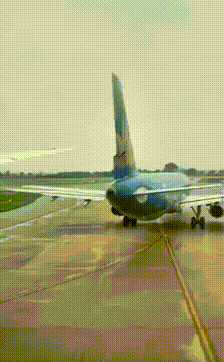 베트남 하노이 노이바이 국제공항 활주로에서 호찌민으로 향하려던 보잉 787기가 디엔비엔으로 출발을 기다리던 에어버스 A321기와 충돌했다. (사진 항공 안전 네트워크(ASN) 소셜미디어 엑스 캡처)