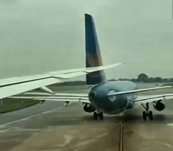 지난 27일 오후 2시쯤 베트남 하노이 노이바이 국제공항 활주로에서 베트남 항공 여객기 두대가 부딪치는 사고가 발생했다. /엑스(X·옛 트위터)