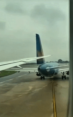 27일(현지 시간) 오후 2시경 베트남 하노이 노이바이 국제공항에서 호찌민행 보잉787 여객기가 이륙을 위해 활주로를 이동하다가, 디엔비엔으로의 출발을 기다리며 활주로에 서 있던 에어버스 A321 항공기 꼬리 부분을 들이받았다. 엑스(X·옛 트위터) 캡처 @Fahadnaimb