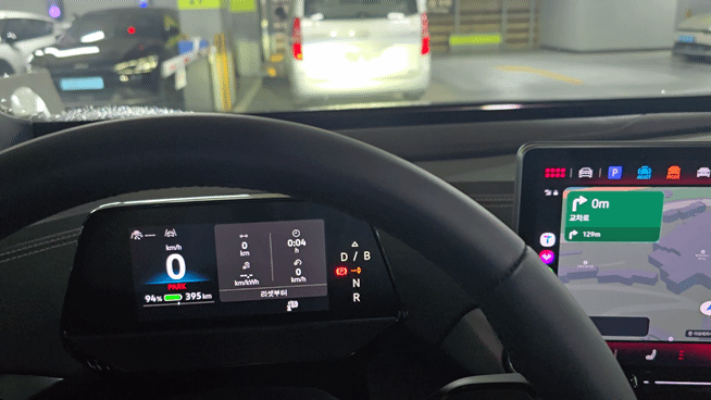 폭스바겐 'ID.5'의 기어를 주행(D)으로 바꿨을 때 윈드실드 아래 작동하는 엠비언트 라이트. [영상=김종성 기자]