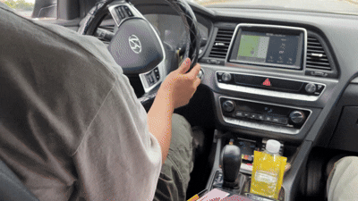 페달 오조작 방지 장치가 설치된 차량의 가속 페달을 힘껏 밟아도 가속이 되지 않는다. 전현진 기자