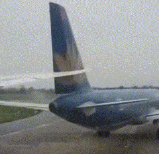 베트남 항공기 2대가 활주로에서 충돌하는 아찔한 사고가 발생했다./사진=X(옛 트위터)