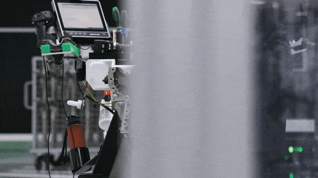 메르세데스-AMG 아팔터바흐 공장에서는 한 명의 엔제니어가 하나의 엔진의 모든 조립 공정을 책임진다.  [메르세데스-AMG 제공]