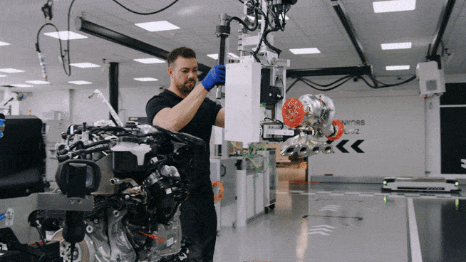 메르세데스-AMG 아팔터바흐 엔진 공장에서 엔지니어가 엔진을 조립하고 있다. [메르세데스-AMG 제공]