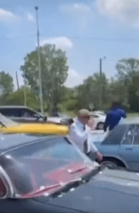 헬기에서 뿌려진 돈을 줍는 주민들 / X(구 트위터) 캡처