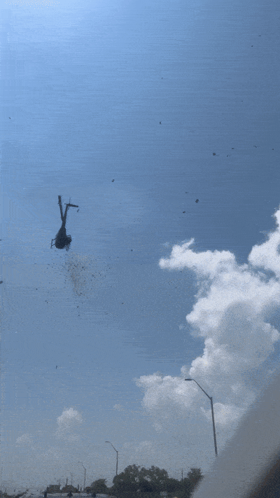 지난 27일(현지시간) 미국 미시간주 디트로이트의 한 거리 위를 지나던 헬리콥터가 현금과 장미 꽃잎을 뿌리는 모습. 사진=Crystal Perry 페이스북 캡처