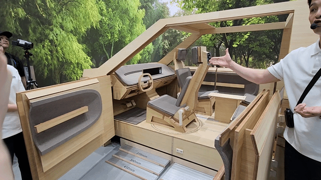 나무로 만든 '스터디 벅(Study Buck·실험용 모형)'. 이 안에서 차량 공간 구성과 시트·수납, 이동 콘솔 등 다양한 UX 콘셉트를 직접 확인할 수 있다./영상=도다솔 기자