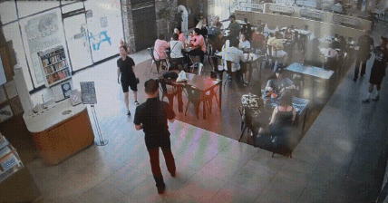 2일 오전 11시 32분쯤 강원 강릉시 성산면 영동고속도로 강릉 방향 대관령 휴게소에서 80대 A씨가 몰던 스포츠유틸리티 차(SUV)가 휴게소 내 식당가로 돌진했다. (영상=독자 제공)