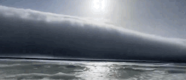 폭염이 만들어 낸 포르투갈 해안가의 두루마리구름. 엑스(X)