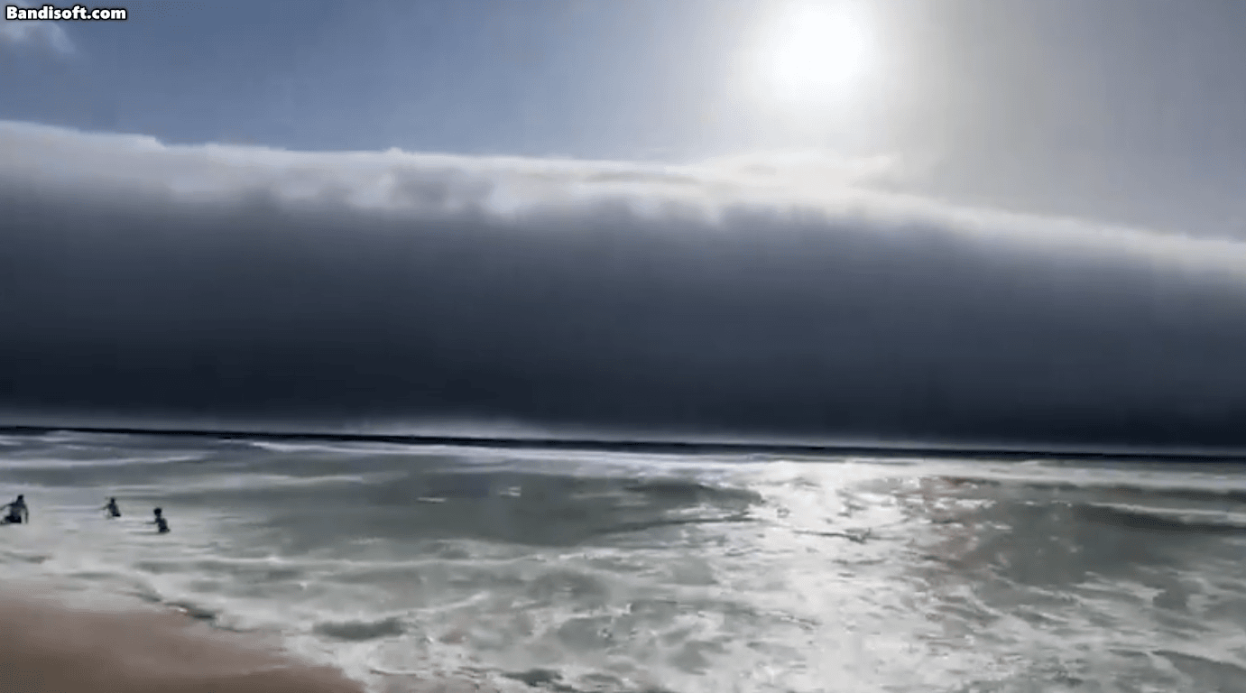 29일 포르투갈 해변에서 포착된 거대한 두루마리 구름./엑스(X·옛 트위터)