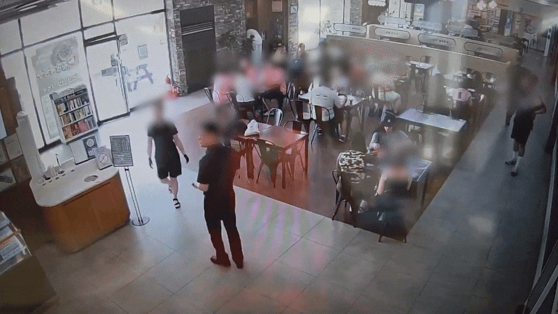 2일 오전 11시 32분쯤 강원 강릉시 성산면 영동고속도로 강릉 방향 대관령 휴게소에서 스포츠유틸리티 차(SUV)가 휴게소 내 식당가로 돌진해 10명이 중경상을 입고 인근 병원에서 치료받고 있다. /독자 제공