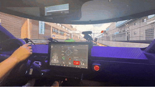 현대차·기아 UX 스튜디오 서울의 2층 ‘시뮬레이션 룸’에서 테스트 주행하는 모습