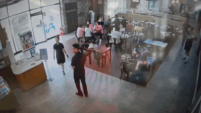 2일 강원 강릉시 성산면 영동고속도로 대관령휴게소(강릉 방향)에서 ㄱ씨(82)가 몰던 승용차가 휴게소 식당가로 돌진했다. 독자 제공 CCTV 갈무리