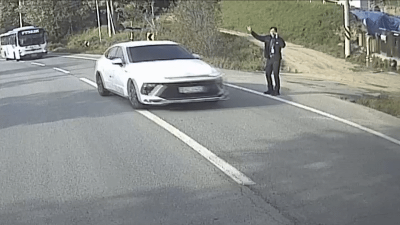 사고 현장에서 교통 정리 중인 최성빈 순경. (화면 제공: 충북 진천경찰서)