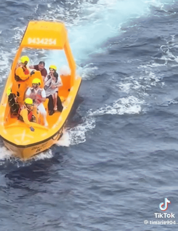 [서울=뉴시스] 디즈니 유람선 4층서 바다로 추락한 딸을 구하기 위해 곧바로 뛰어든 아버지의 사연이 알려져 화제를 모으고 있다. 사진은 구조 당시 모습. (사진 = 틱톡 갈무리) 2025.07.01. *재판매 및 DB 금지